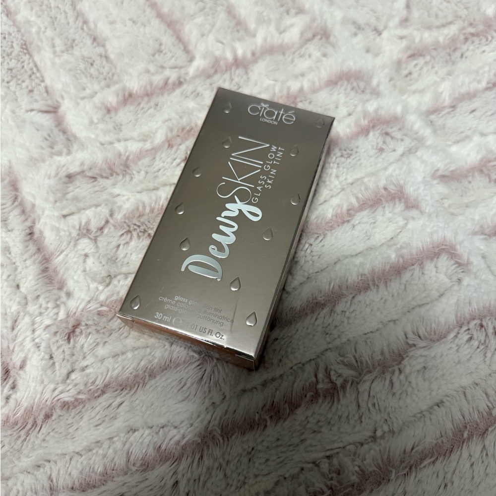 Ciate London Dewy Skin Glass Glow Skin Tint Shade 040
